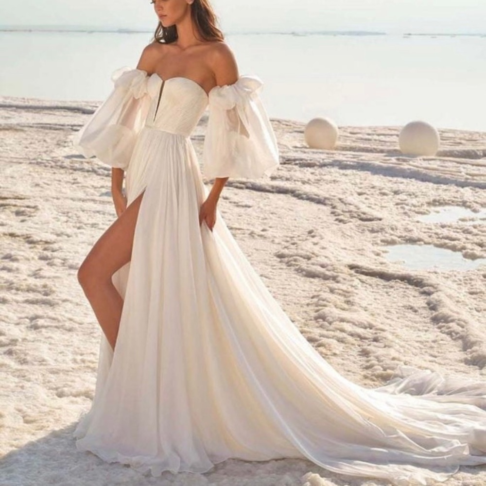 "Genevieve" Nude Rose Pink Chiffon
Gown (Size 2)